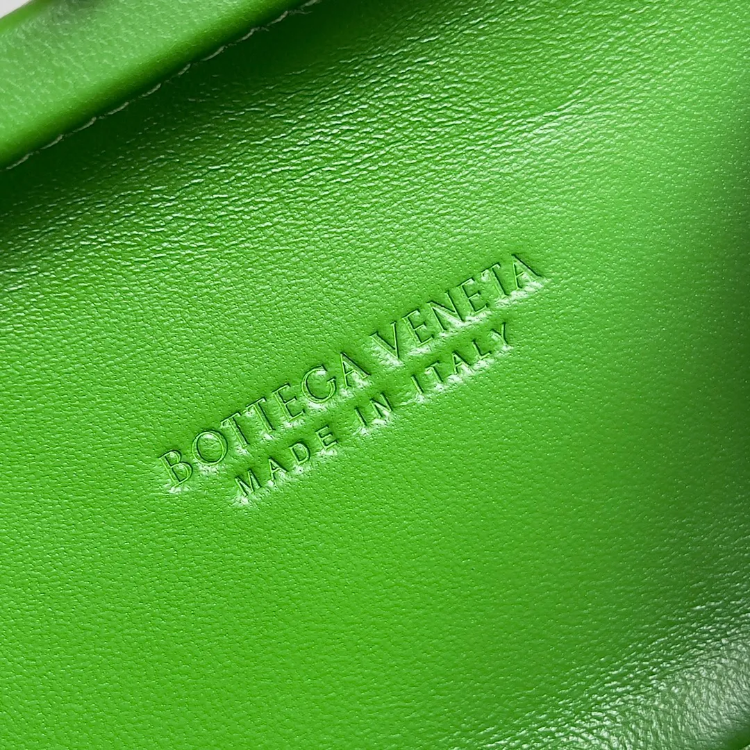Batch 1860 BV Knot | The classic return of the evening bag. Original leather ➕ Stainless steel hardware ➕ 24k real gold plating ➕ Fully handmade. Those who know the history of our brand should have heard that the knot is a story of Bottega Veneta, and it is also one of the more important design elements. Matthieu Blazy's work this season sublimates Knot's classics, with a new knot design and a woven shoulder strap, plus Fouland Intreccio's weaving technology, adding some fashion to the retro and nostalgic feel of the past. Style number: 717622 Size: 20.5*6*12.5